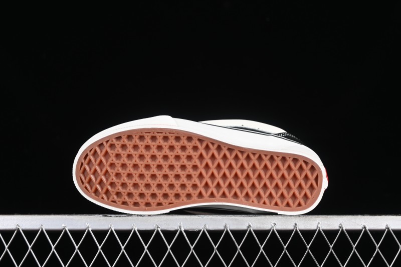 Vans Classics Knu Skool Retro Skate Shoes with Thickened Tongue and Oversized Toe - VN0009QCBLK