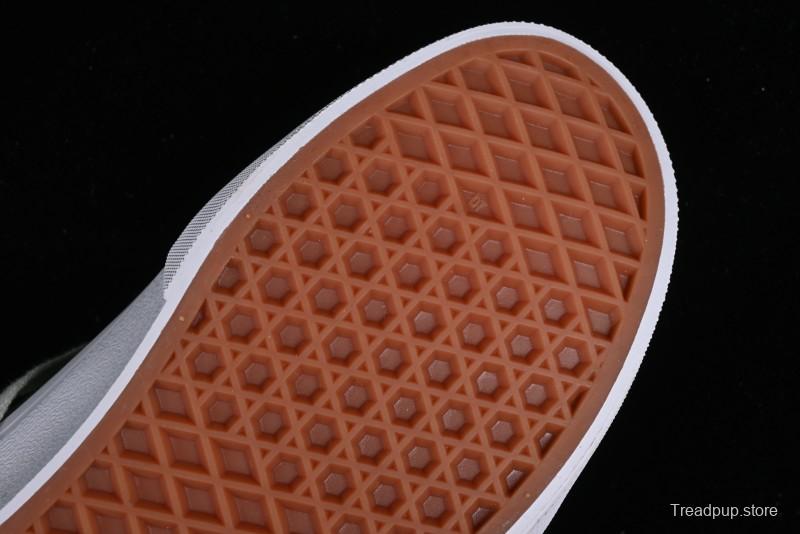 Vans Classics Knu Skool Retro Sneakers with Enlarged Toe and Thickened Tongue - VN0009QCLC2