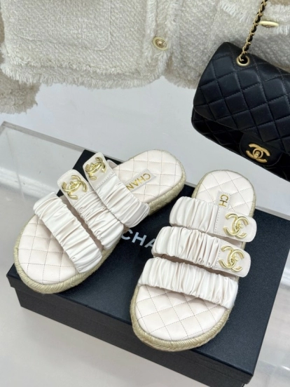 2025 Women Chanel White Leather Slippers CC Logo KFY00230