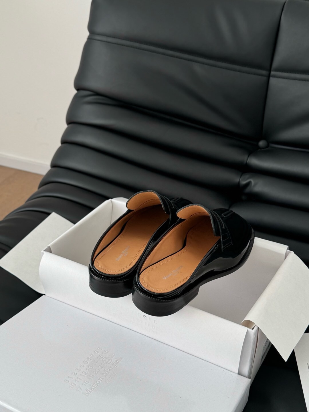 2025 Women MM6 Black Leather Tabi Loafers