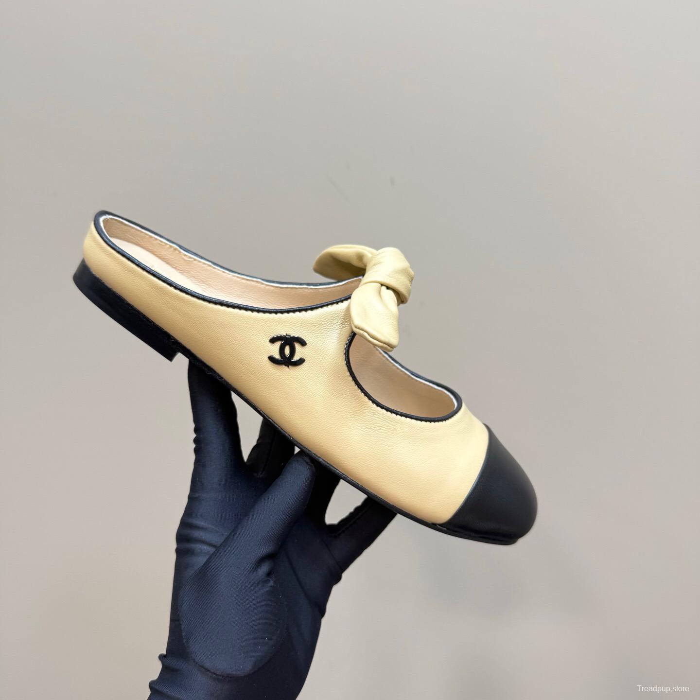 2025 Women Chanel Beige Black Leather Slippers KFY00270