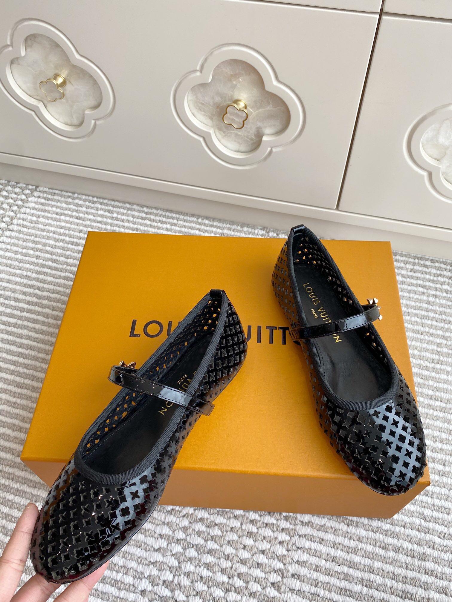 2025 Women Louis Vuitton Black Patent Leather Mary Jane Ballet Flats KFY00310