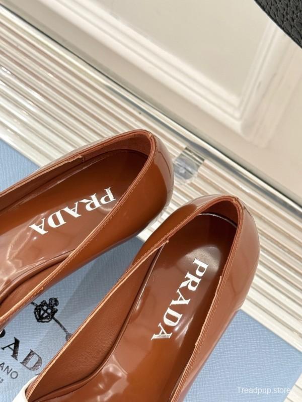 PRADA 2025 SS Catwalk Pointed Toe Kitten Heel Pumps - KFY00310